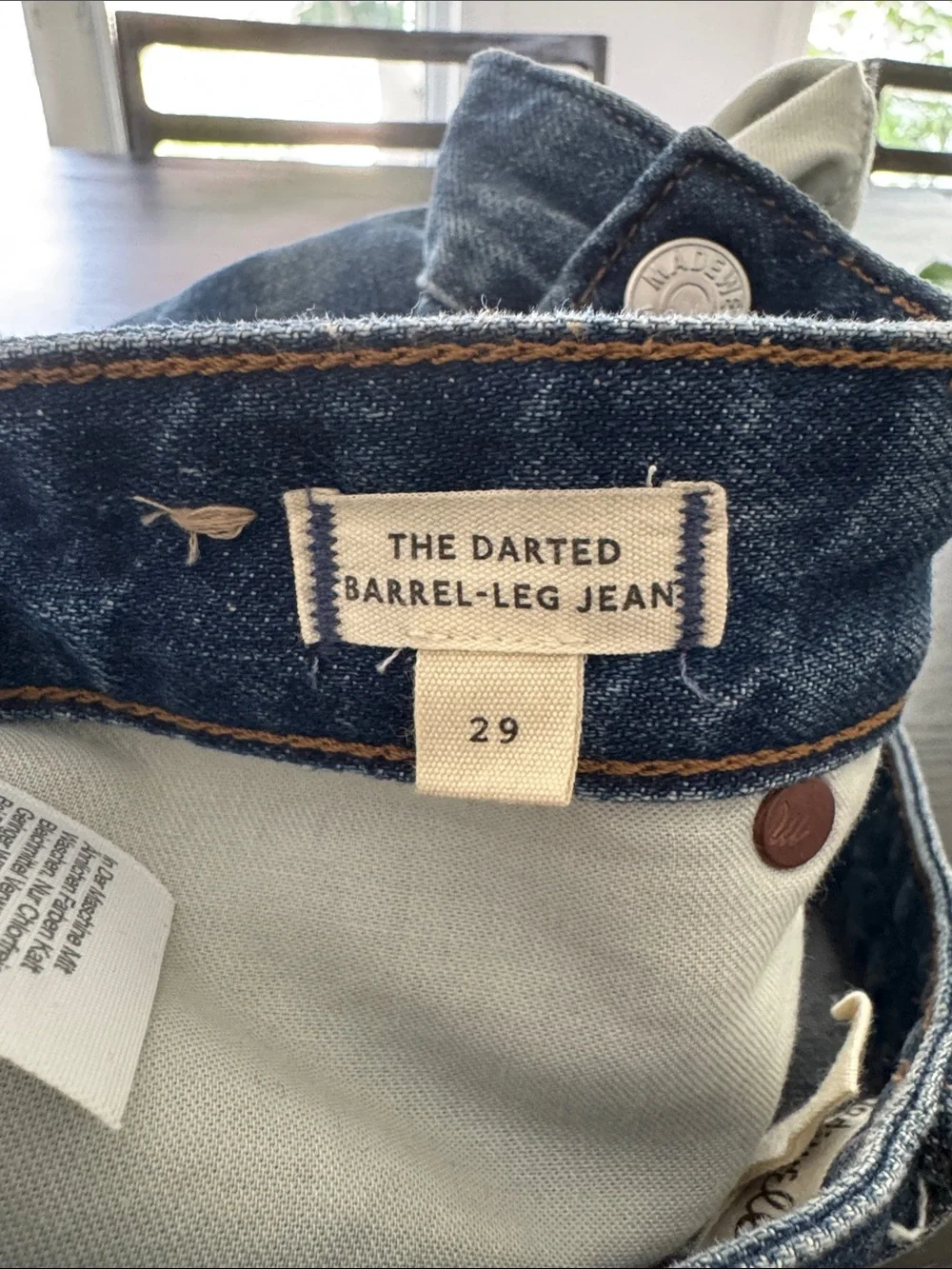 Madewell Darted Barrel Leg Jeans in Medium Blue Wash size 29 - Picture 2 of 8